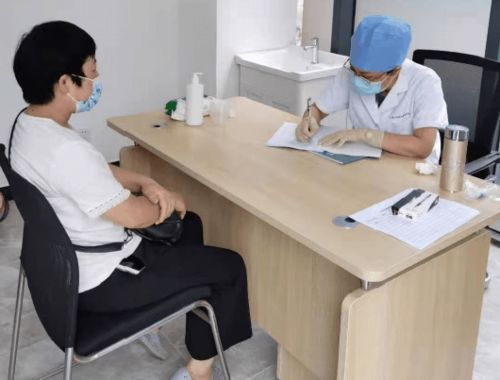 職工身邊的健康服務(wù)點(diǎn)來了，松江園區(qū)打造便捷健康咨詢服務(wù)